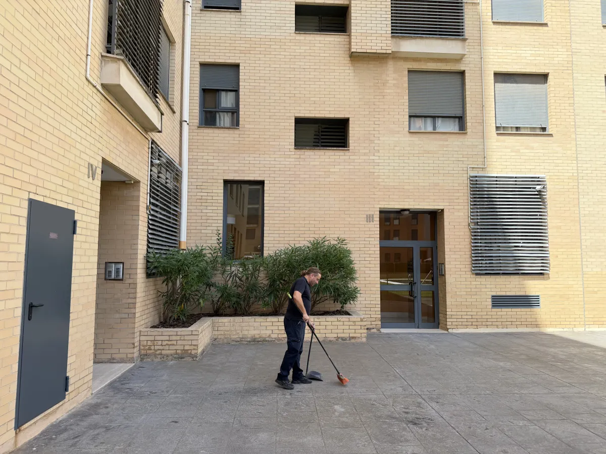 Limpieza del patio exterior de la comunidad